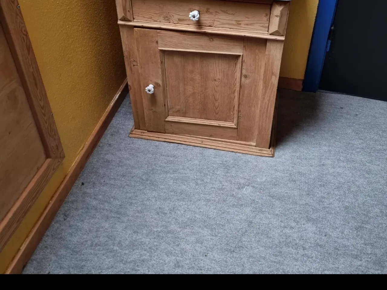 Billede 1 - Skab.