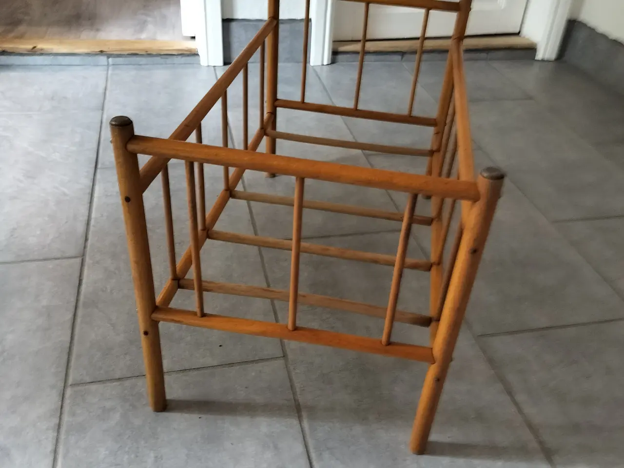 Billede 4 - Dukkeseng Gammel uden madras og med patina.