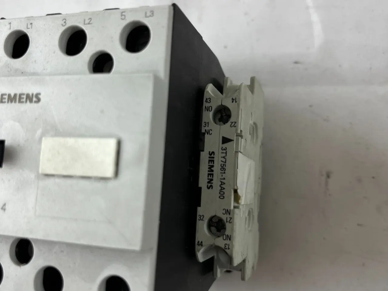 Billede 3 - Siemens 3TF44 kontaktor 3P w/ 3TY7561-1AA00 Aux