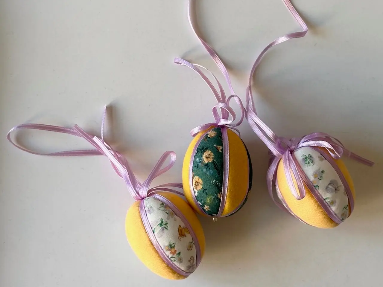Billede 1 - Mini påskeæg, gul/lilla m blomster, 3 stk samlet