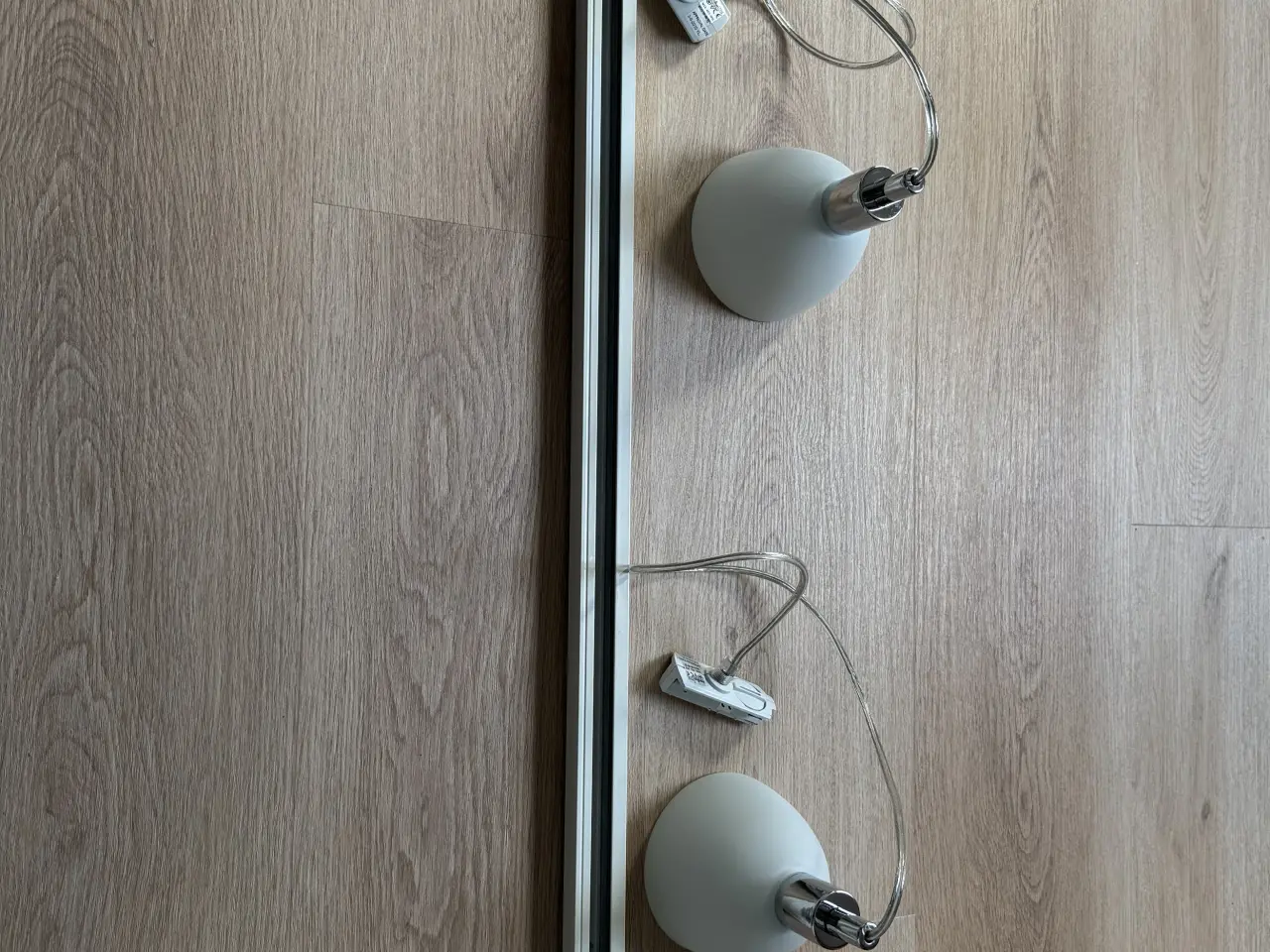 Billede 1 - 2 stk intakte lamper i hvidt materet glas + strøms