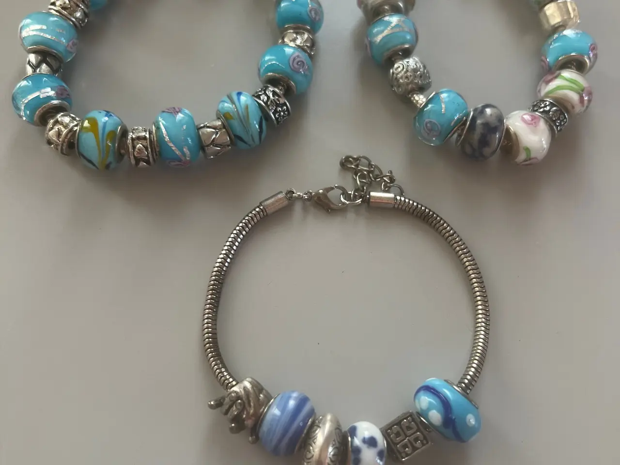 Billede 1 - Smukke armbånd med charms