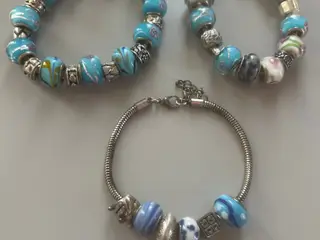 Smukke armbånd med charms