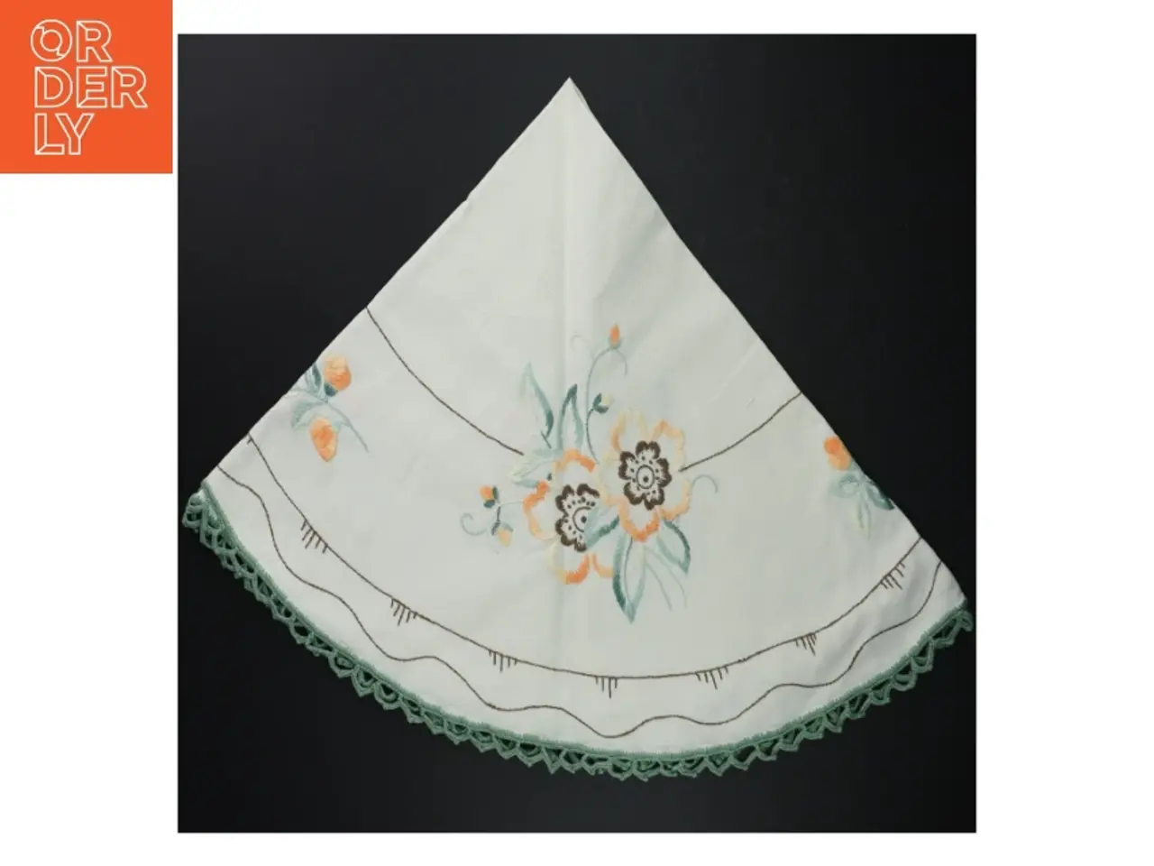 Billede 3 - Broderet dug med blomstermotiv (str. Ø. 77 cm)