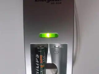 Energizer CH2PC2-EU batterilader for 2 stk. AAA/AA