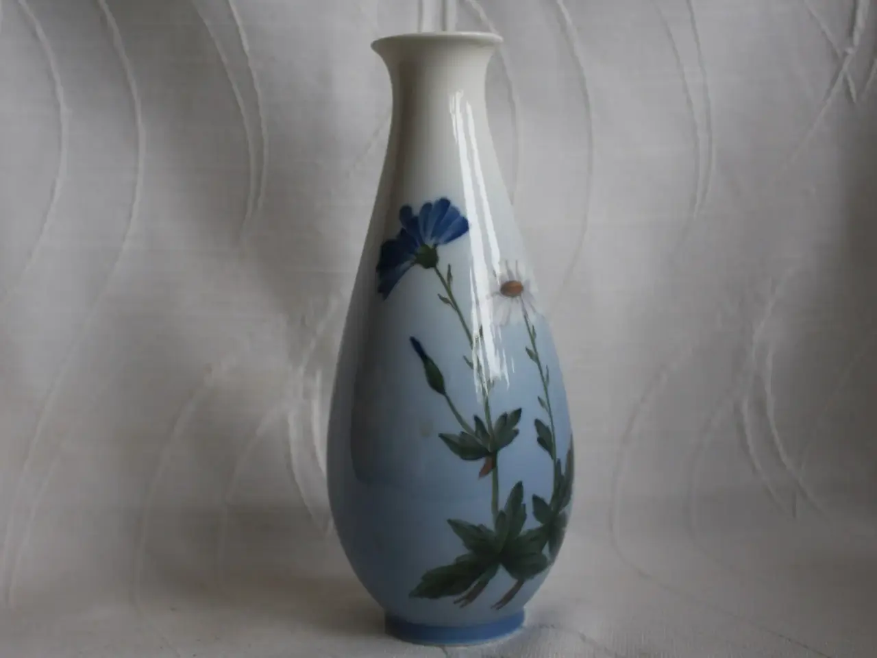 Billede 1 - Vase med blå og hvid blomst, Royal Copenhagen