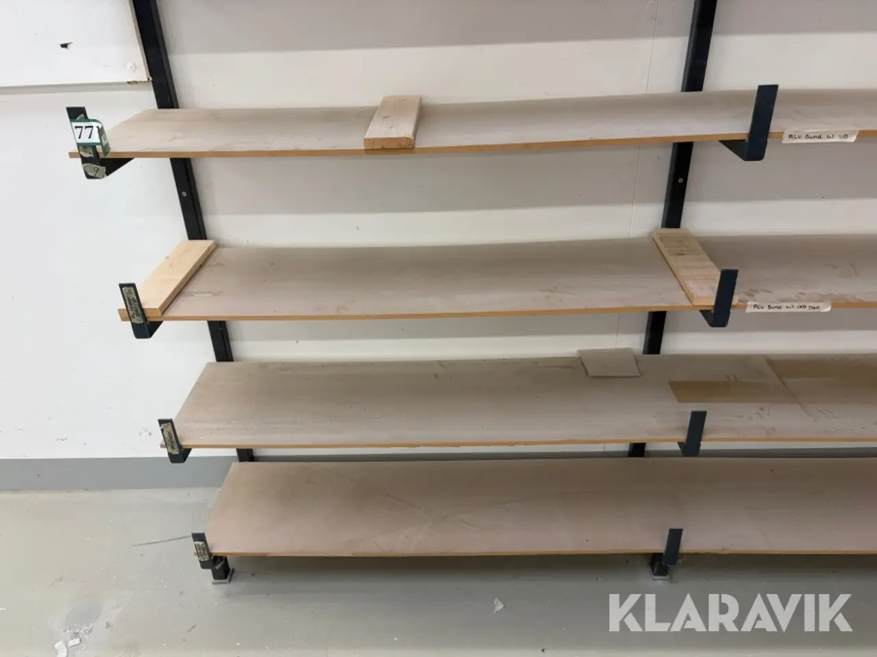 Billede 3 - Hylder med metalstativ