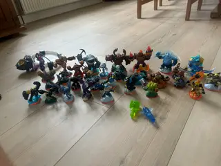 30 Skylanders figurer + selve spillet