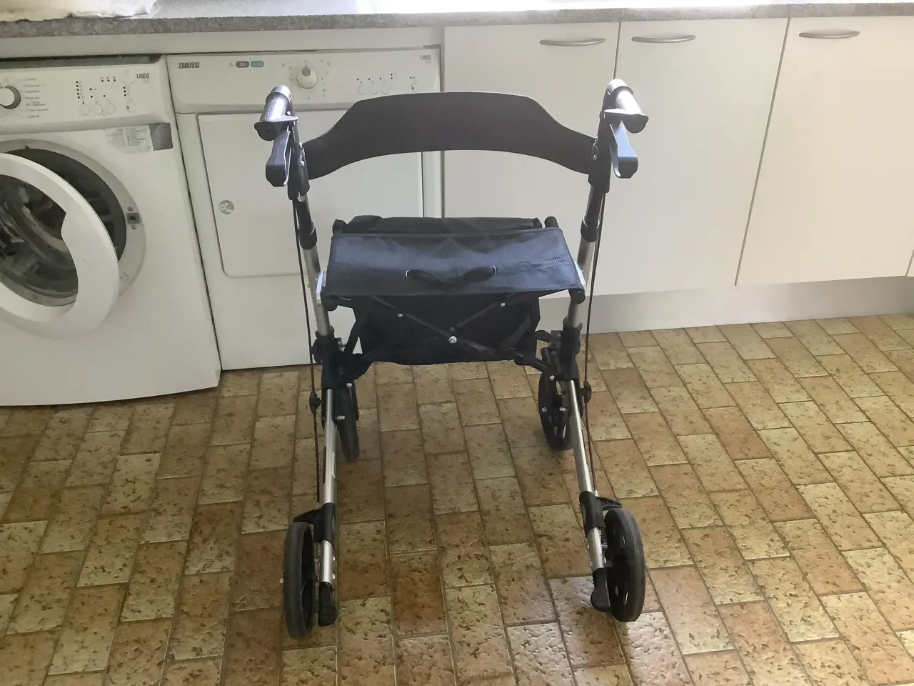 Billede 3 - Rollator  Uniprodo med taske.