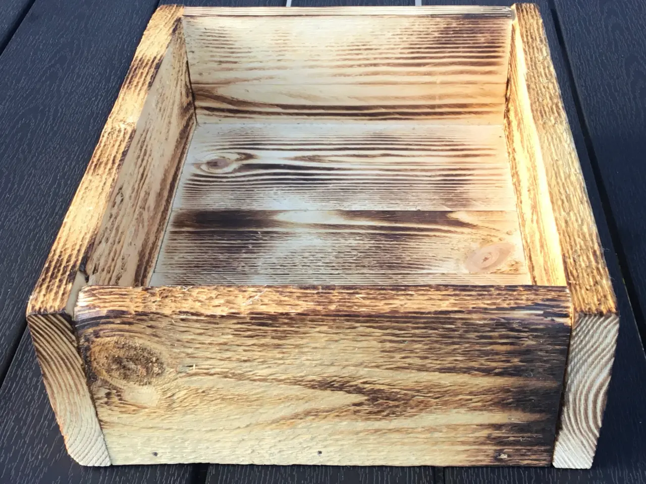 Billede 2 - Overflade brændt bakker i genbrugstræ fyr 25 x 30