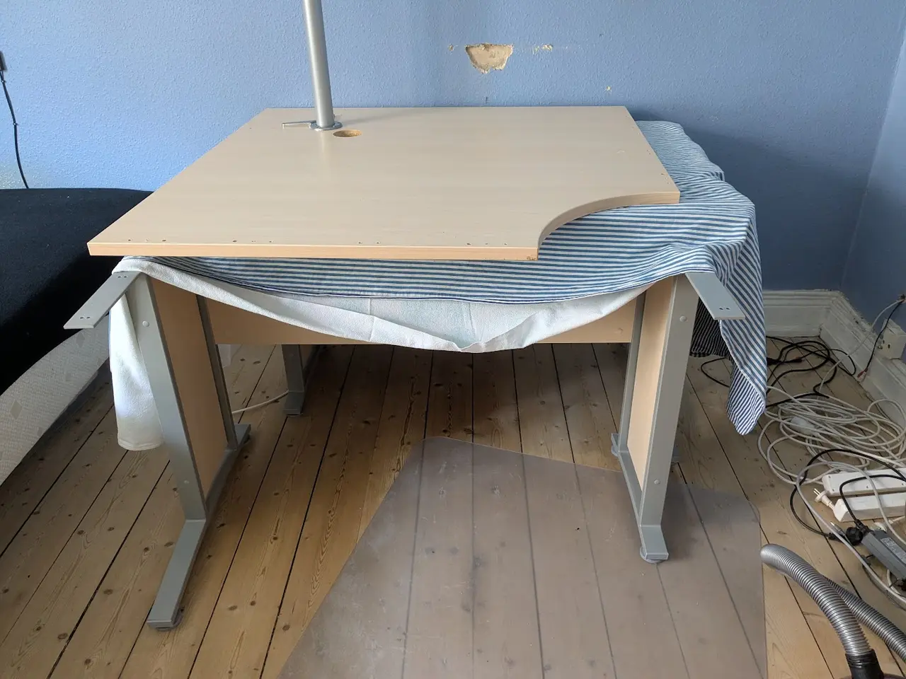 Billede 4 - Stort hjørneskrivebord i meget fin stand