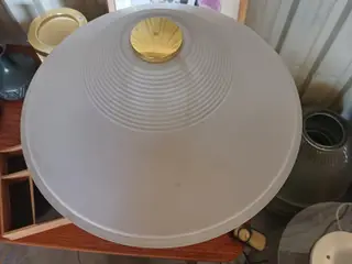 Super flot 60er bordlampe I messing med glasskærm