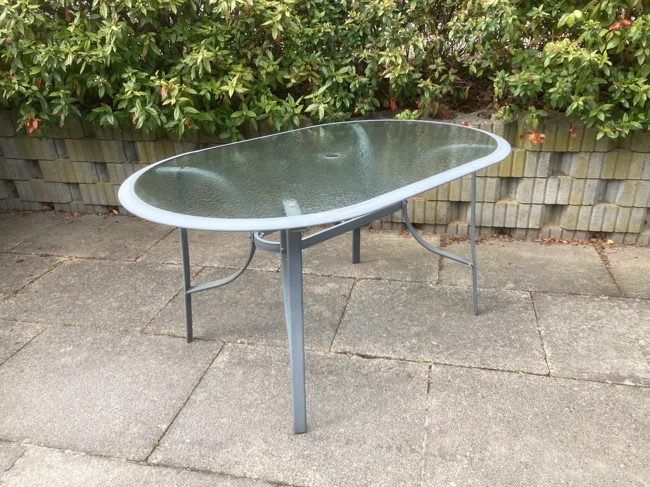 Billede 1 - Oval havebord med glasplade