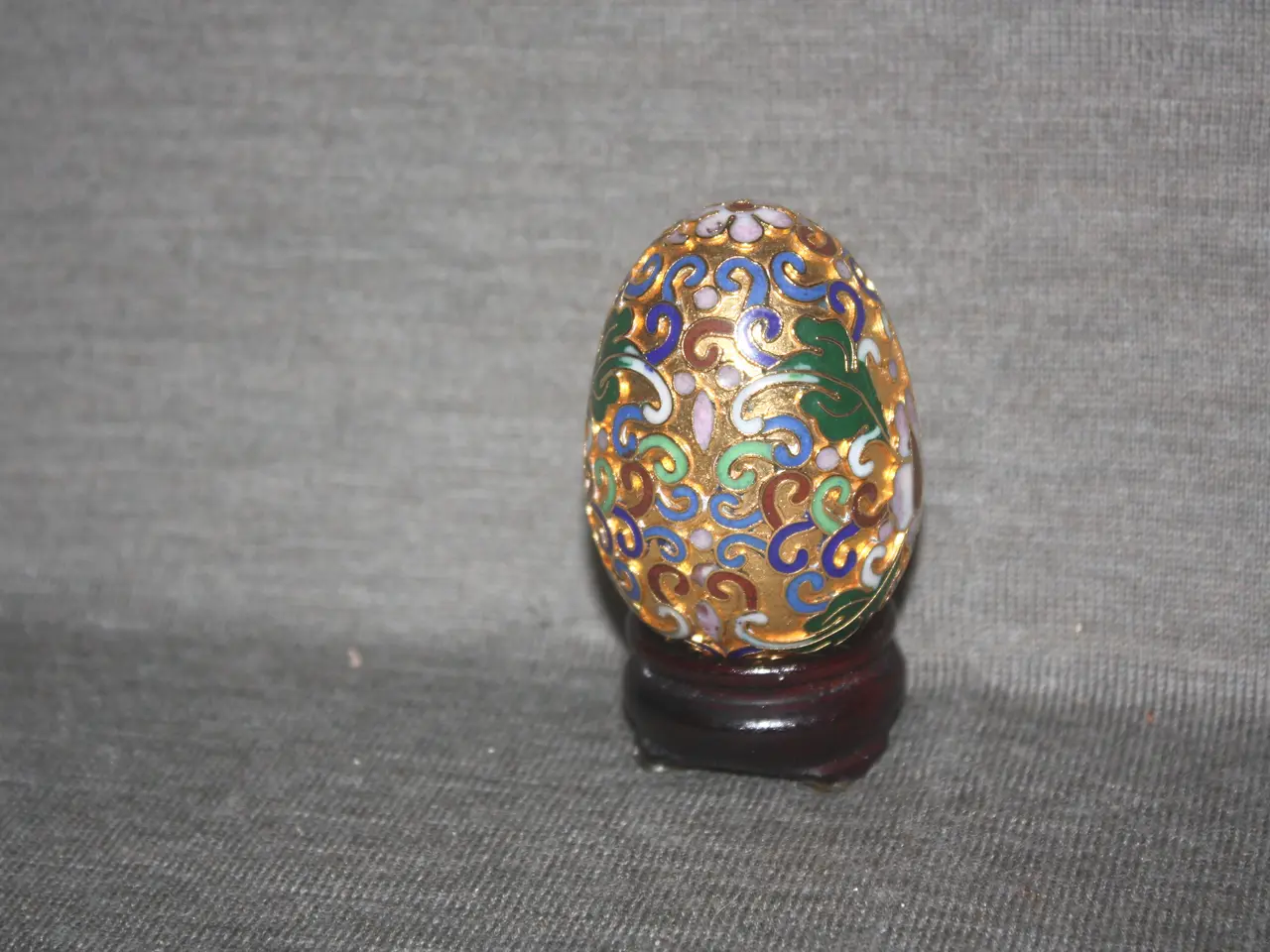 Billede 1 - Cloisonne Emalje æg på træfod  Højde med fod 