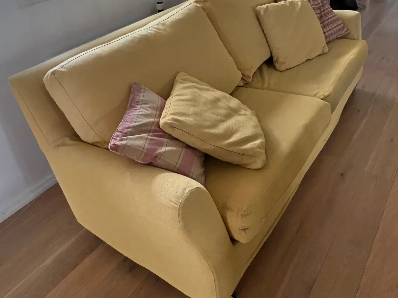 Billede 3 - Gul sofa med puder