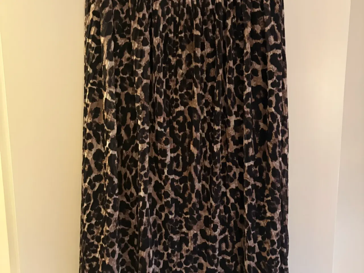 Billede 1 - Plisseret leopardnederdel i str. XL
