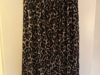 Plisseret leopardnederdel i str. XL