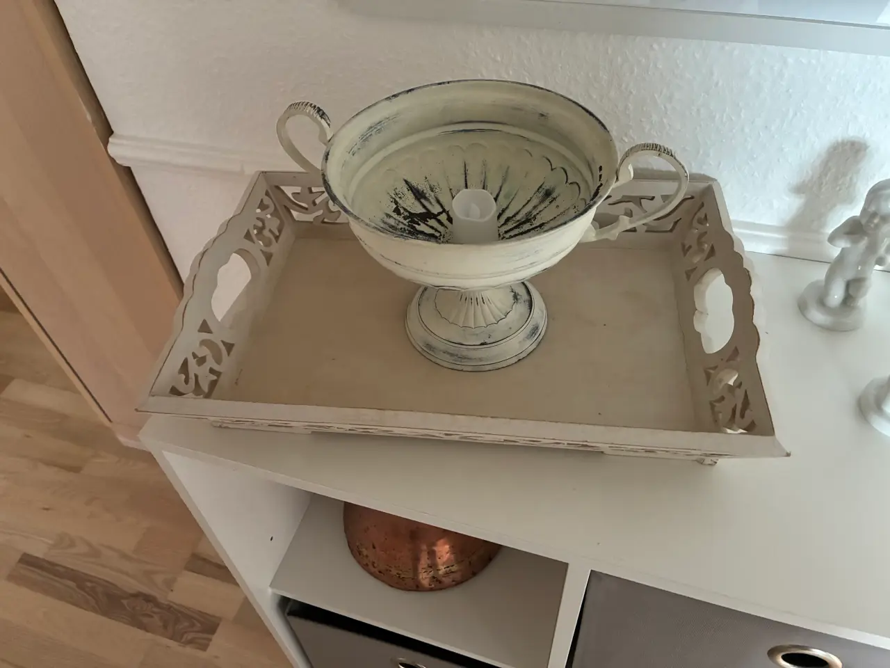 Billede 1 - Dekorativ skål på fod og bakke i træ i cremefarv