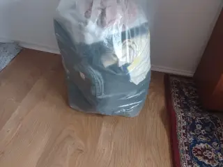 Stor pose med ca 29 stykker tøj