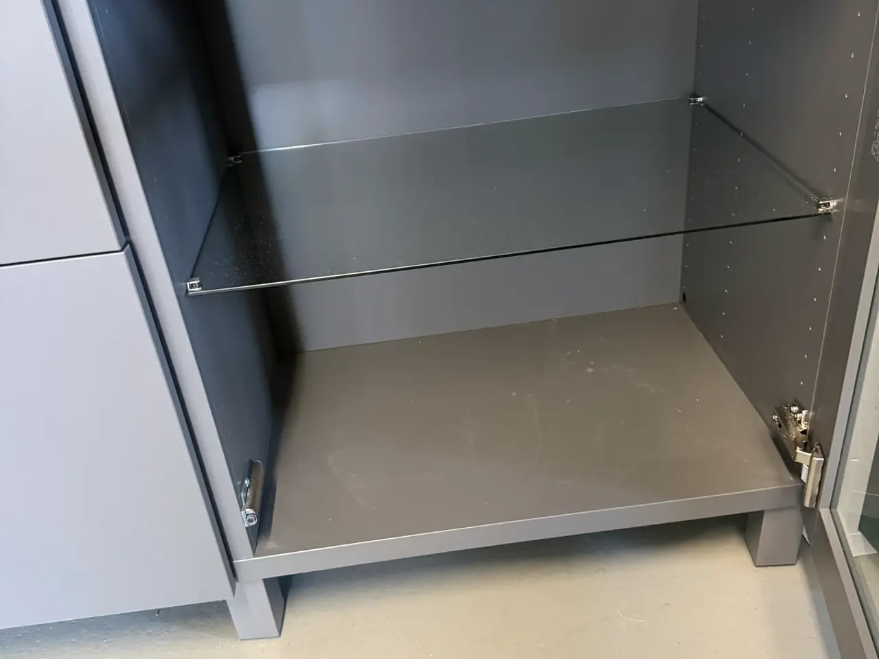 Billede 2 - IKEA Bestå skænk med vitrineskab - mørkegrå