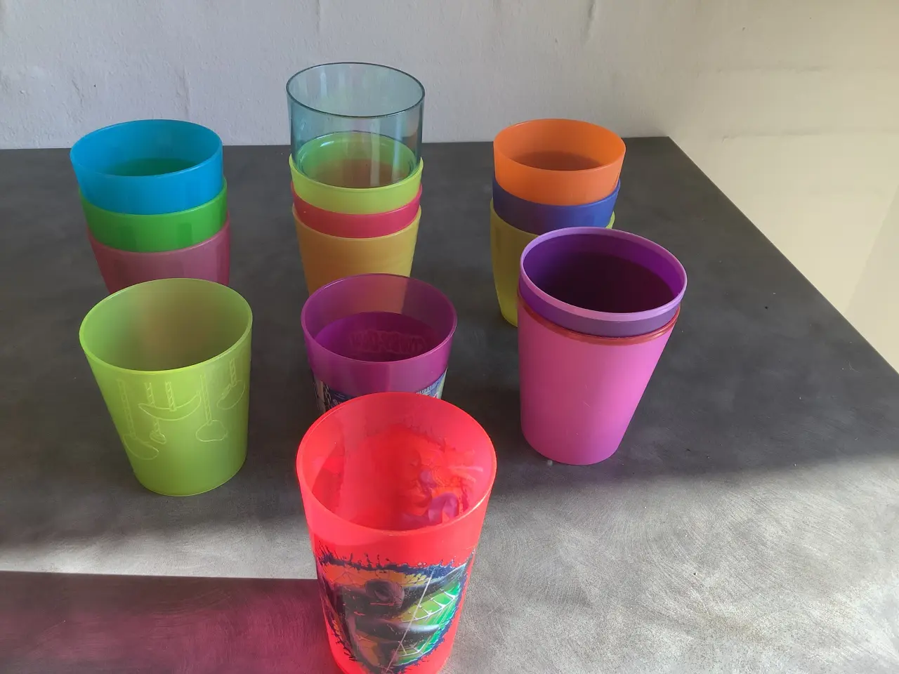 Billede 2 - Plastik kopper til børn samt 2 med hank + tallerke