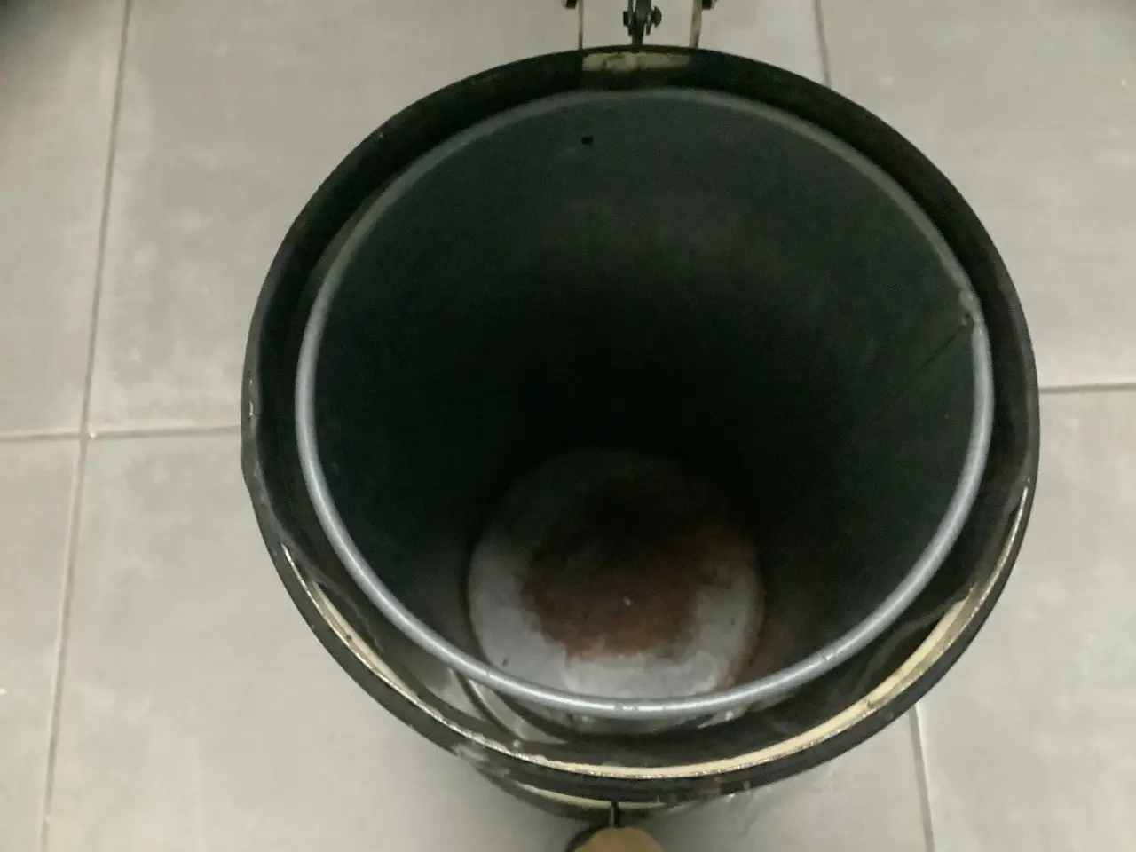 Billede 5 - Cremefarvet Vipp skraldespand 53 cm høj