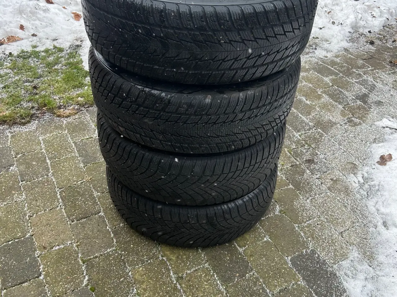 Billede 3 - Dezent alufælge med vinterdæk