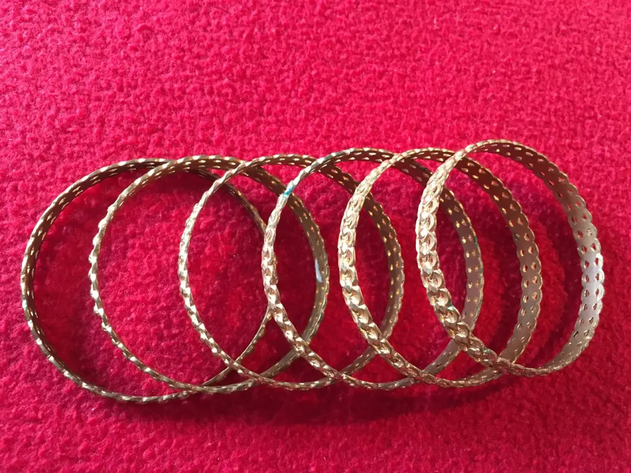 Billede 1 - Guldfarvet armbånd i mønstret metal