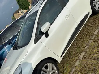 Bil med velholdt motor