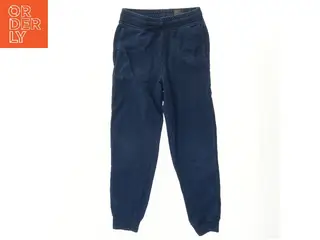 Mørkeblå joggebukser fra H&M (str. 146)