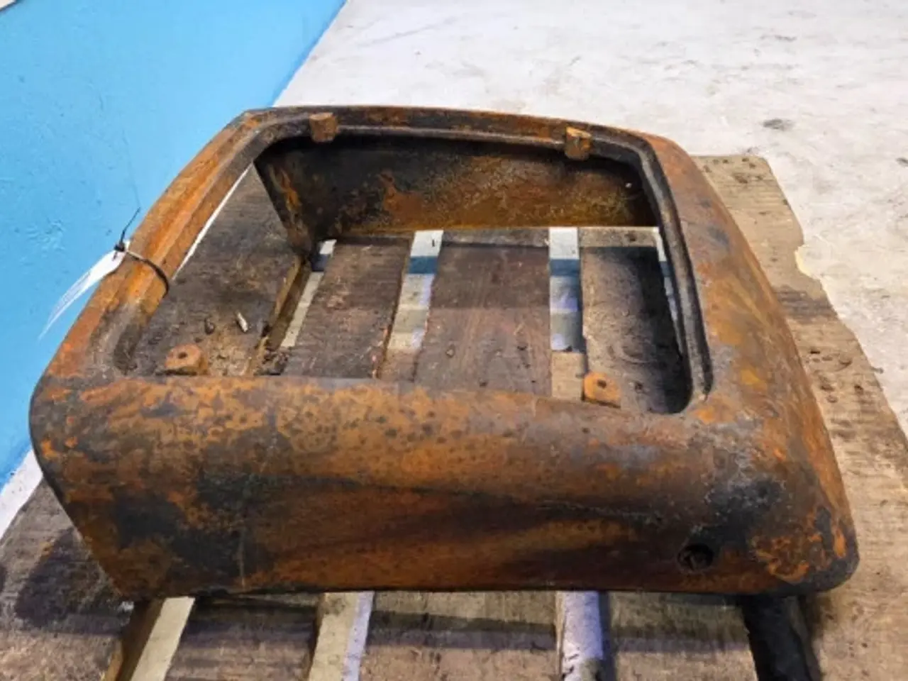 Billede 3 - New Holland LB115B Hjelmplade 87325160