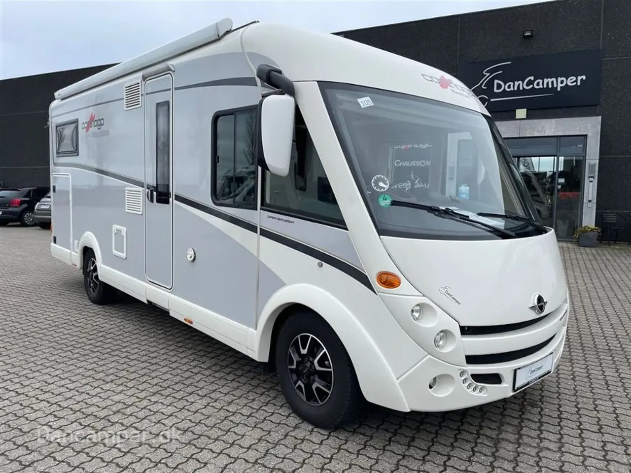 Billede 1 - 2018 - Carthago compactline 144 LE   Kommissionsbil. Automatgear - 150 hk, Enkeltsenge, solceller, inverter, hydrauliske selvnivilerende støttefødder
