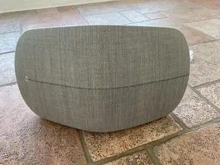 Beoplay A6 i grå med vægophæng 
