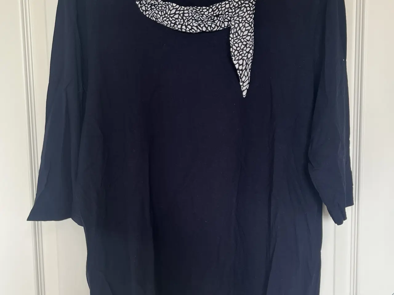 Billede 1 - Sort bluse med prikket krave fra Brandtex
