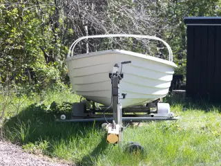Velholdt jolle med trailer – klar til vandet