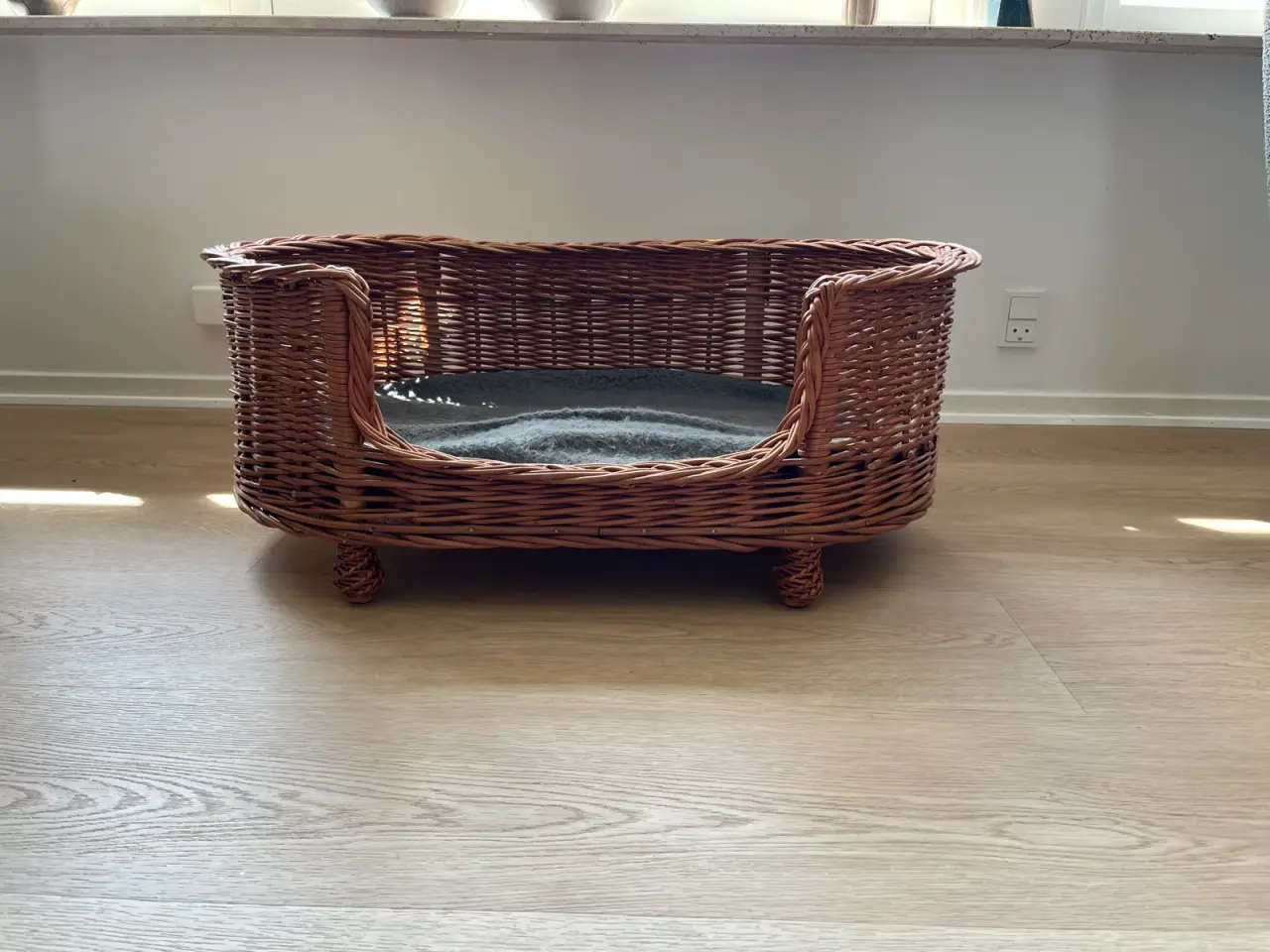 Billede 1 - Som ny flettet hundekurv