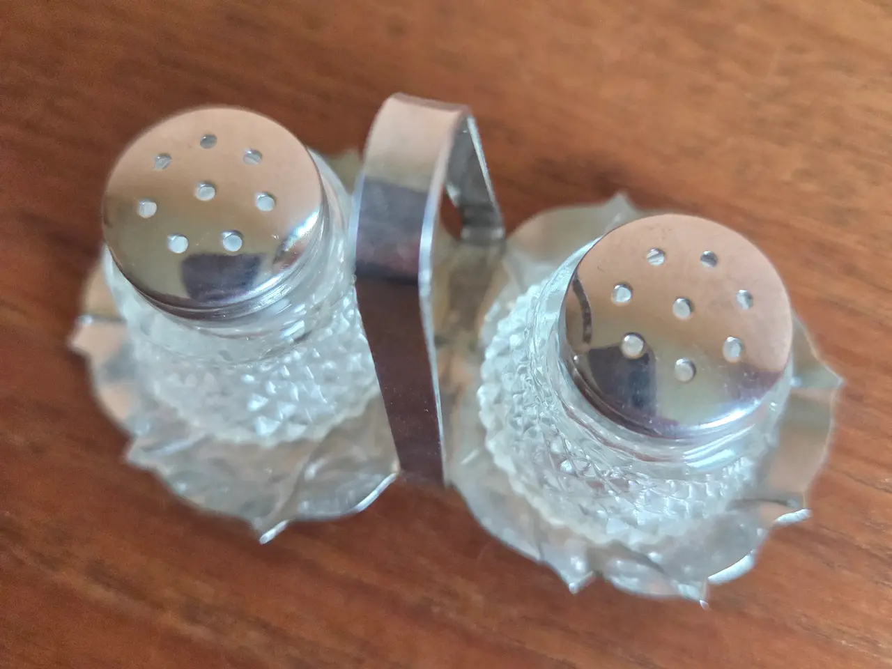 Billede 2 - Salt- og pebersæt i glas med metalholder, 6cm