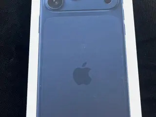 iPhone 17 Pro Max i blå