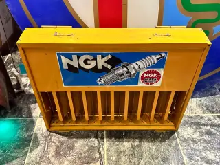 NGK tændrørsreol