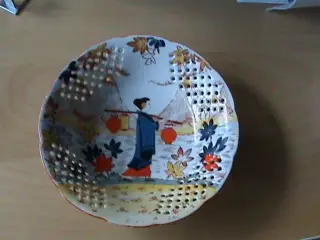 Skål i porcelæn med japansk motiv