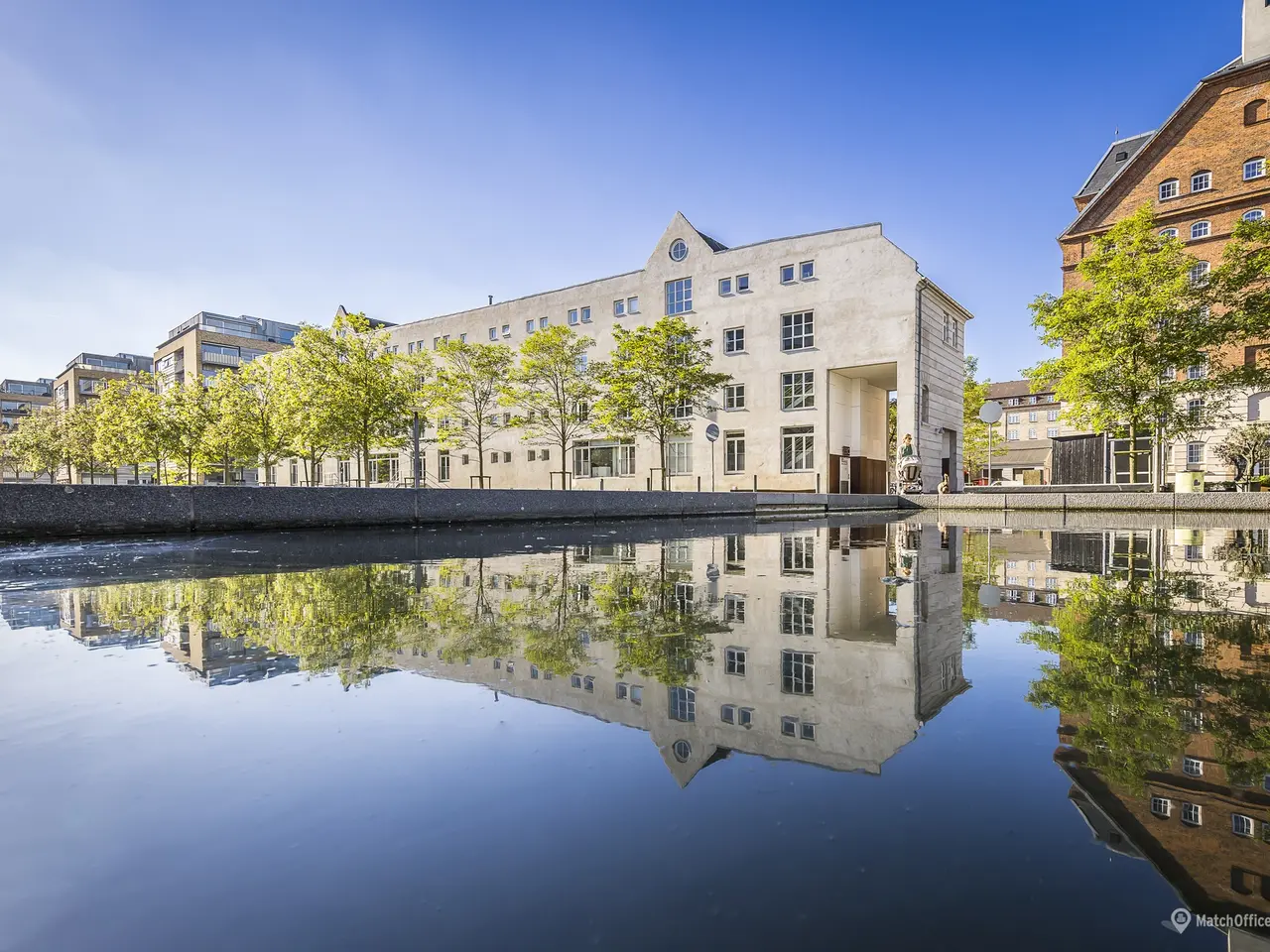 Billede 8 - Lyse kontorrammer med plads til arbejde, møder og fællesskab