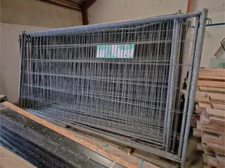 ABC H350 - 100 stk. Galvaniseret hegn og 90 stk. betonklodser / 100 pcs. Galvanized fence and 90 pcs. concrete blocks
