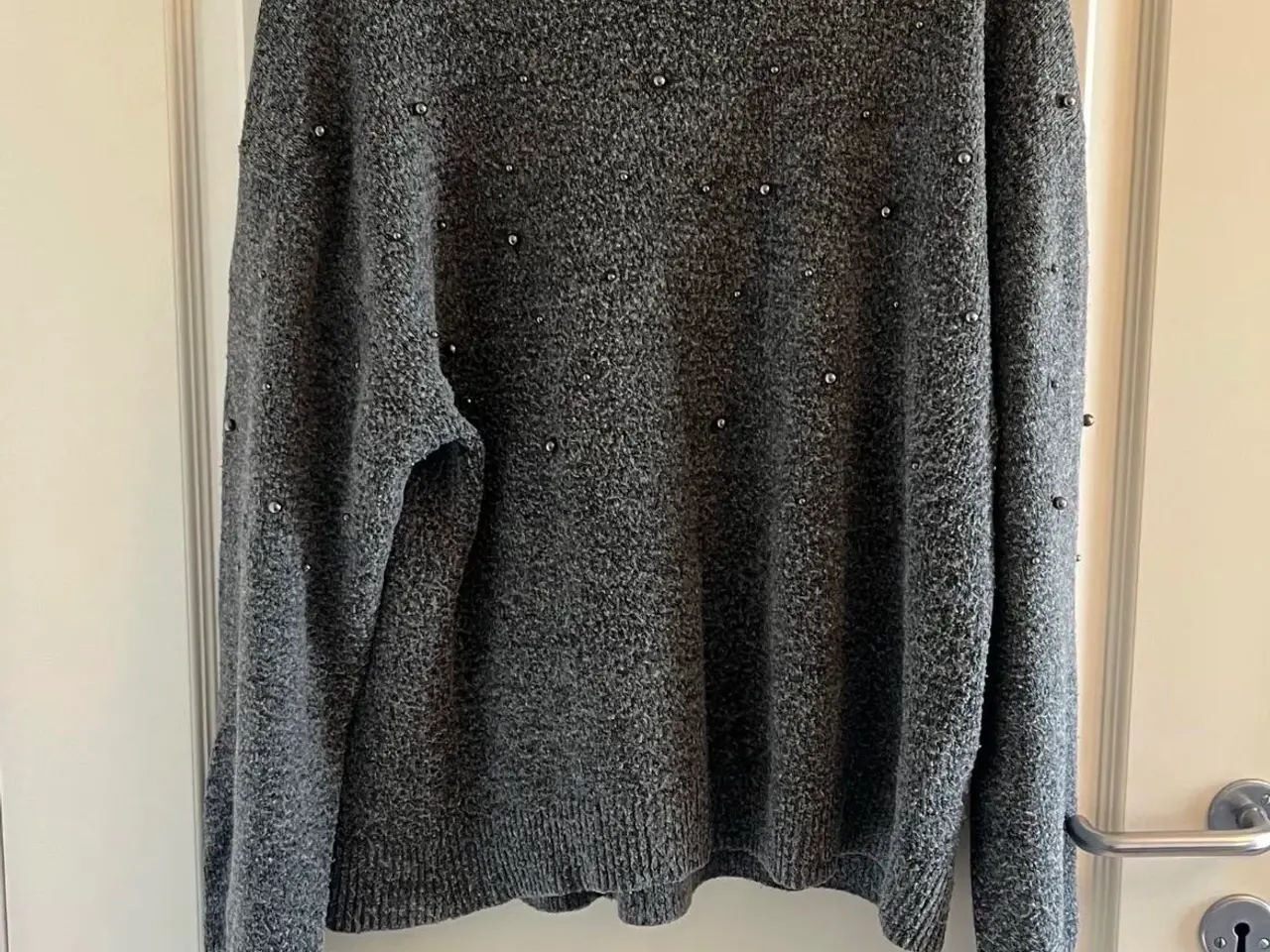 Billede 1 - Grå sweater med perler fra H&M