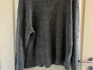 Grå sweater med perler fra H&M
