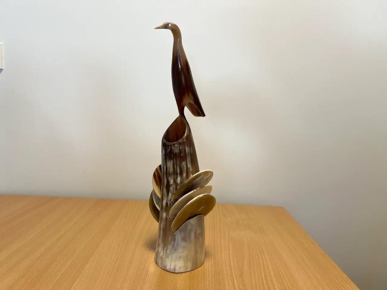 Billede 1 - Fuglefigur udskåret i horn