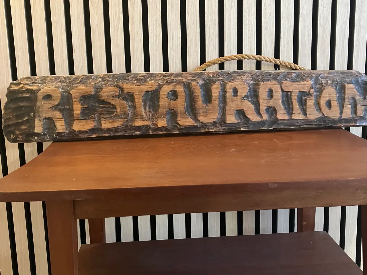 Billede 1 - Fedt træskilt med tekst med teksten restauration 