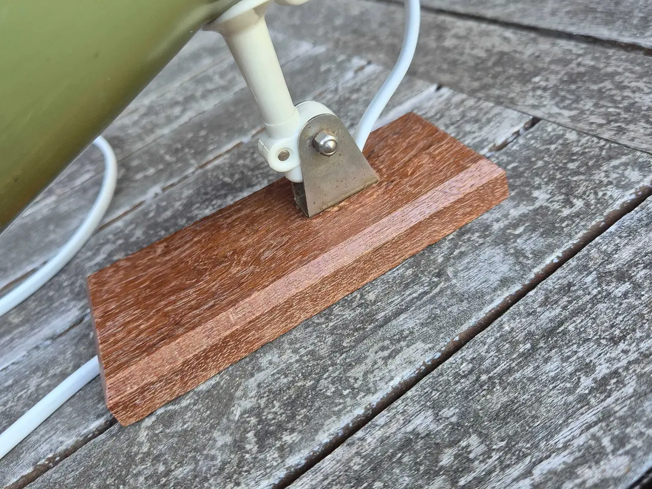 Billede 9 - Olivengrøn væglampe på fod af teak