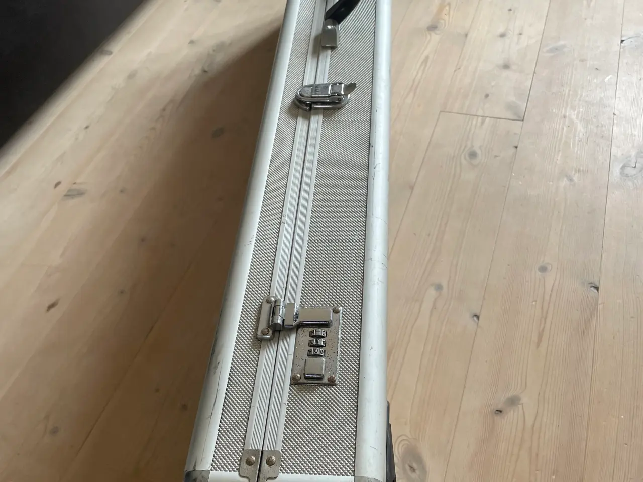 Billede 1 - Riffelkuffert med hjul i aluminium/flygodkendt