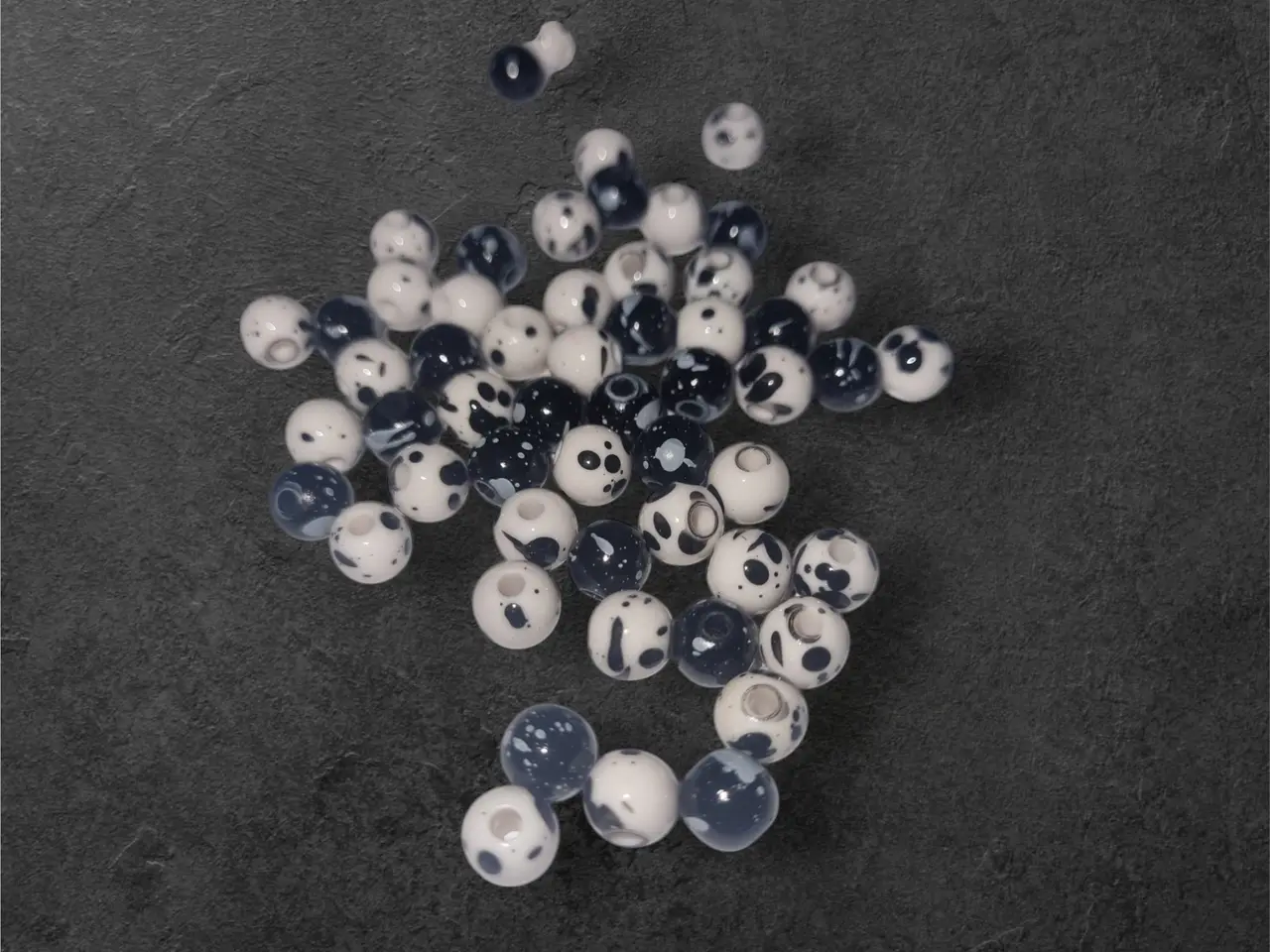 Billede 1 - Unikke akrylperler – 8 mm i sort og hvid