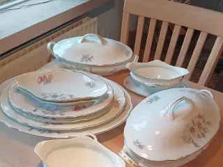 Gammelt spisestel med meget tilbehør